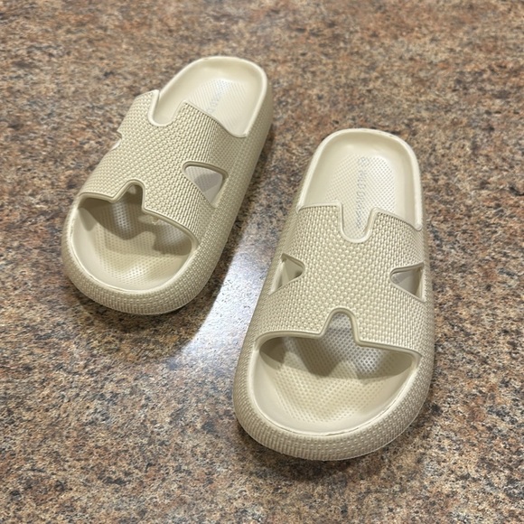 Wild Diva Lounge Maura Strap Sandals Size 6  Beige Open Toe Slip On Style - Picture 3 of 12